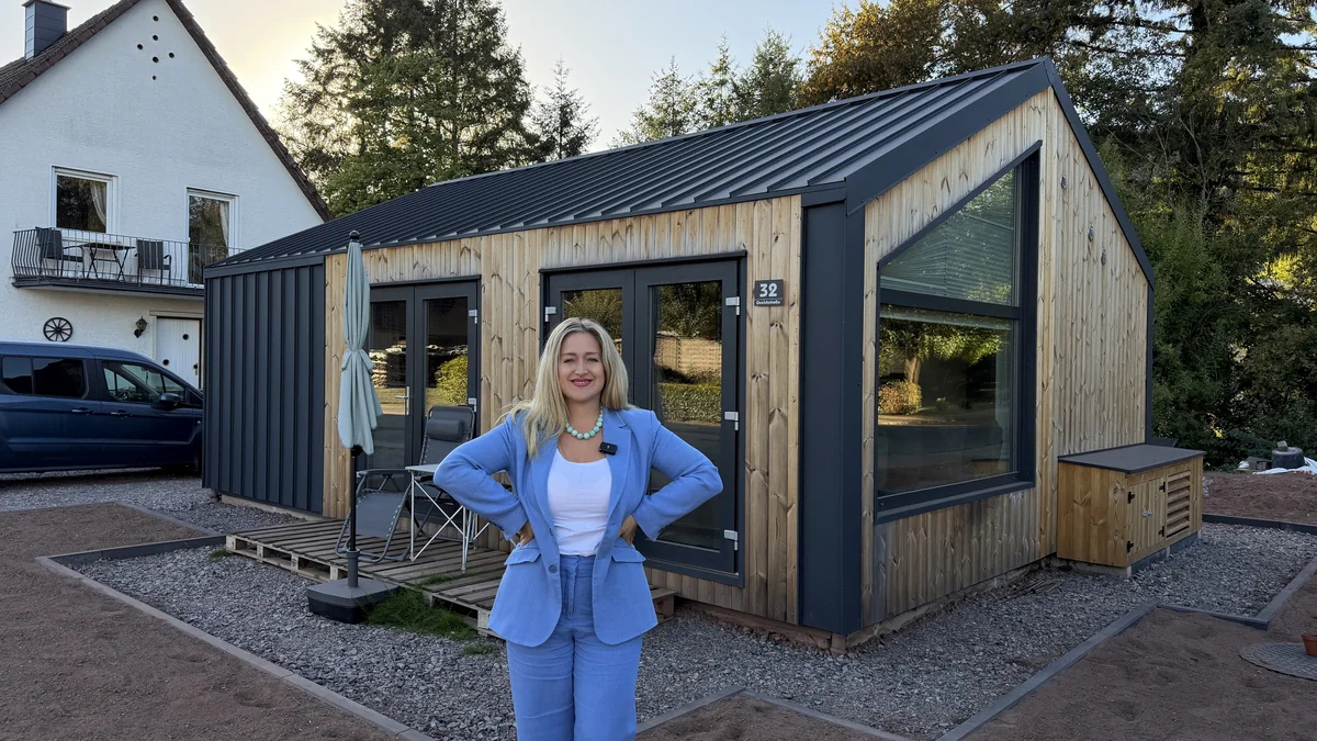 Vanessa Wenk vor einem LEOLOFT-Haus mit Holzfassade