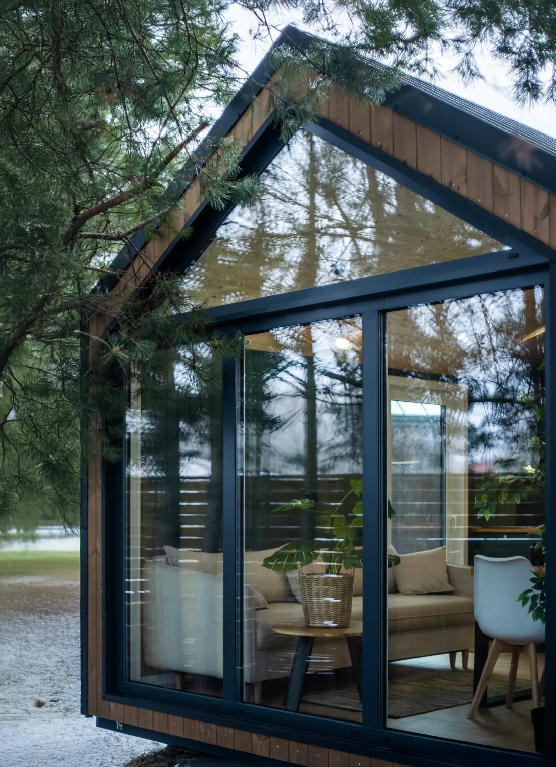 LEOLOFT-Ferienhaus mit großer Glasfront im Wald